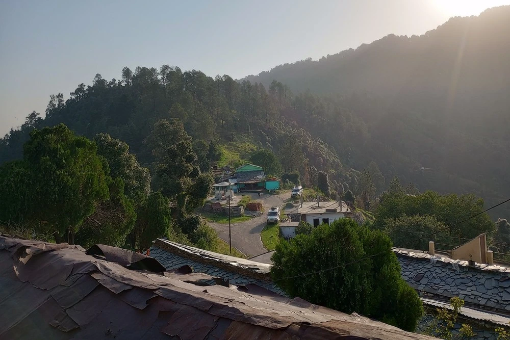 Kukuchina village roundabout near the trail to Mahavatar Babaji Cave