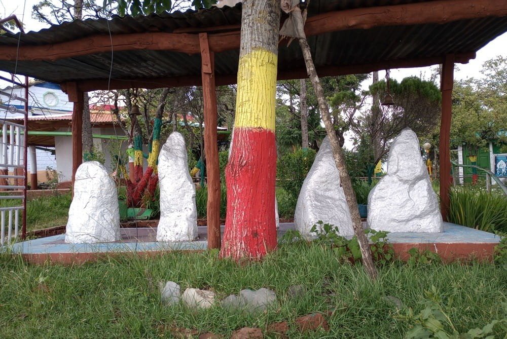 Pandavkholi Ashram in the mountain landscape above Kukuchina
